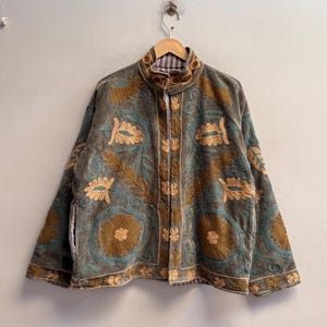 Giacca in velluto di cotone realizzata a mano con ricami floreali – Cappotto di tendenza in stile boho vintage