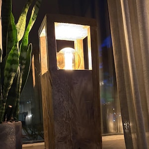 Lámpara de mesa industrial de madera hecha a mano – Lámpara de diseño única – Iluminación ambiental – Interior rústico y moderno