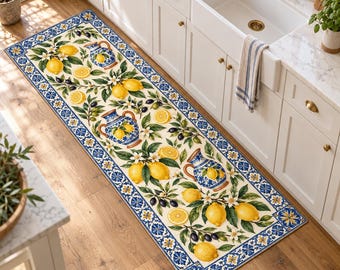 Può includere: Un lungo tappeto da cucina rettangolare con sfondo color crema, caratterizzato da un motivo ripetuto di limoni gialli, foglie verdi, fiori bianchi e brocche in ceramica blu e bianca, incorniciato da un bordo floreale blu e giallo.