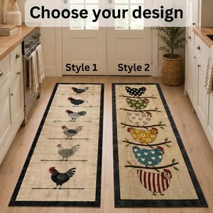 Pu&ograve; includere: Due tappeti da cucina rettangolari con sfondo beige e bordi scuri. Il tappeto a sinistra presenta sei galline su linee individuali. Il tappeto a destra mostra sei galline appollaiate su rami con vari motivi. Il testo recita Choose your design.