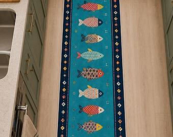 Può includere: Un tappeto runner rettangolare con sfondo turchese e bordo a rombi e punti. Il tappeto presenta un motivo di pesci colorati. Il tappeto misura 60 cm per 150 cm.