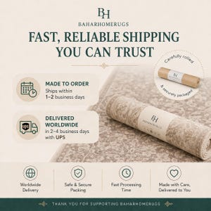 Pu&ograve; includere: Un tappeto beige arrotolato con un motivo floreale dettagliato, caratterizzato da una fascia di carta bianca con il logo BH BaharHomeRugs. L'immagine include testo su spedizione, consegna e imballaggio, insieme a icone per la consegna globale.