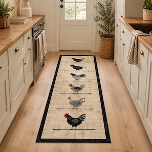 Puede incluir: Una alfombra de cocina rectangular y alargada con fondo beige y borde negro. La alfombra muestra un patrón repetitivo de seis gallinas en varios tonos de gris, negro y blanco, cada una posada sobre una fina línea horizontal negra.