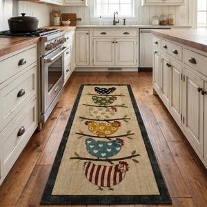 Pu&ograve; includere: Un lungo tappeto rettangolare con sfondo beige e bordo scuro. Il design mostra sei galline stilizzate, ognuna appollaiata su un ramo marrone, decorate con vari motivi tra cui pois, fiori, cuori e strisce.