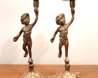 Par de candelabros de latón vintage con querubines • Candelabros con ángeles ornamentados • Decoración barroca romántica