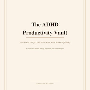 Könnte beinhalten: Buchcover mit cremefarbenem Hintergrund und braunem Rand. Der Titel lautet "The ADHD Productivity Vault" in fetten, dunkelbraunen Buchstaben. Der Untertitel lautet "How to Get Things Done When Your Brain Works Differently."
