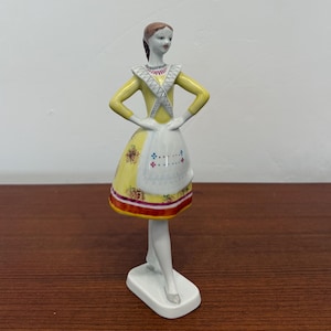 Statuetta vintage in porcellana di Holloháza raffigurante una ballerina folcloristica, in ceramica ungherese dipinta a mano, oggetto da collezione.
