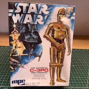 Puede incluir: Un juego de tres tazas de cerámica con un acabado mate moteado. Las tazas son en tonos crema, gris claro y gris oscuro. Cada taza tiene un diseño simple y minimalista, ideal para café o té.