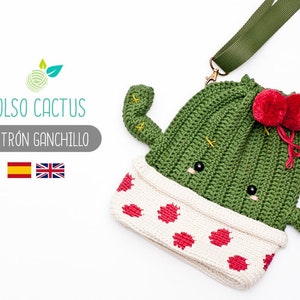 Puede incluir: Un bolso de cactus de color verde tejido a crochet con pompones rojos y una base blanca de crochet con puntos rojos. El bolso tiene una correa verde y está etiquetado con "BOLSO CACTUS PATRÓN GANCHILLO" en español.