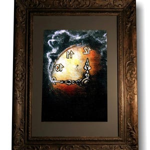 Peut inclure: Peinture abstraite d'un cadran d'horloge avec des chiffres stylisés et une chaîne, sur fond sombre avec des volutes blanches. L'œuvre est encadrée dans un cadre en bois brun foncé orné, ajoutant une esthétique vintage.