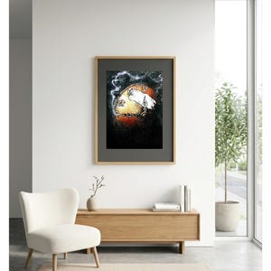 Peut inclure: Une œuvre d'art encadrée avec un design surréaliste. L'œuvre présente un élément circulaire central avec du texte, entouré de formes et de couleurs abstraites, notamment orange, blanc et noir. Le cadre est de couleur bois naturel.