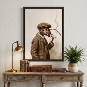 Op de afbeelding: Sepia-getint ingelijst kunstwerk met een antropomorfe mier in een tweed jasje en pet, die een sigaar rookt. Het kunstwerk wordt tentoongesteld op een houten console met een messing lamp, boeken, een kleine koffer en een potvaren.