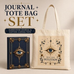 Può includere: Un set composto da un diario con copertina rigida blu scuro e una borsa in tela di cotone beige. Il diario presenta decorazioni dorate agli angoli e un occhio blu centrale. La borsa mostra un'illustrazione di un occhio e il testo TRUST YOUR INTUITION.