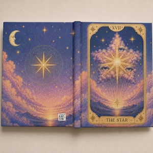 Può includere: Un libro con copertina rigida blu scuro dal design celeste. Il fronte mostra un'illustrazione incorniciata in oro di una stella con occhi, etichettata THE STAR e XVII. Il retro mostra una luna crescente, una grande stella e nuvole rosate.