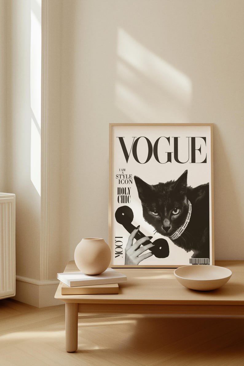 Puede incluir: Arte enmarcado de una portada de la revista Vogue en blanco y negro, con un gato negro con un collar de perlas y un tel&eacute;fono vintage. La portada muestra el logotipo de Vogue y el texto "I AM STYLE ICON HOLY CHIC LOOK".