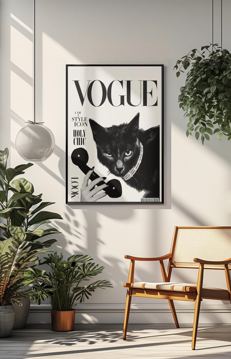 Puede incluir: Portada de la revista Vogue en blanco y negro con un gato negro con collar de perlas y un auricular de tel&eacute;fono. La portada incluye el logotipo de Vogue y las frases "I AM STYLE ICON" y "HOLY CHIC". La imagen est&aacute; enmarcada y colgada en una pared blanca.