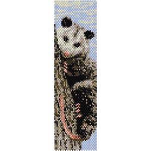 Könnte beinhalten: Ein Perlenkunstwerk, das ein Opossum zeigt, das sich an einem Baum festhält. Das Opossum hat ein weißes Gesicht, schwarze Ohren und eine rosa Nase und einen rosa Schwanz. Der Baum ist in Braun- und Grautönen vor einem hellblauen Hintergrund dargestellt.