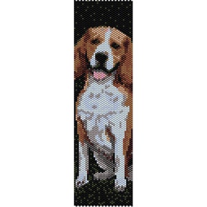 Op de afbeelding: Een kralenportret van een bruine en witte beagle met zijn tong naar buiten. De hond zit met zijn voorpoten gekruist en zijn hoofd lichtjes gekanteld. De achtergrond is donkergroen met kleine witte stippen.