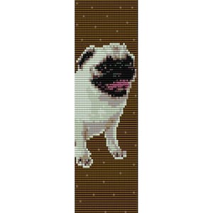 Può includere: Un primo piano di un carlino con uno sfondo a motivi marroni e bianchi. Il carlino guarda a destra e ha la lingua di fuori.