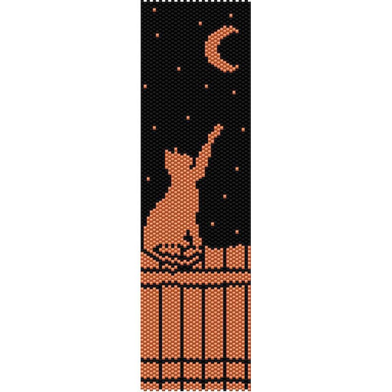 Peut inclure: Un motif de perles repr&eacute;sentant un chat assis sur une cl&ocirc;ture, regardant une lune croissante et des &eacute;toiles dans un ciel nocturne noir.