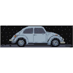 Puede incluir: Un coche Volkswagen Beetle vintage azul claro conduciendo sobre un fondo negro con estrellas blancas.