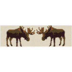Peut inclure: Deux orignaux bruns avec de grands bois se faisant face sur un fond beige.