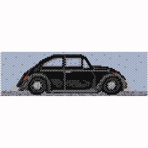 Puede incluir: Un coche vintage negro con carrocería redondeada, conduciendo sobre un fondo azul claro.