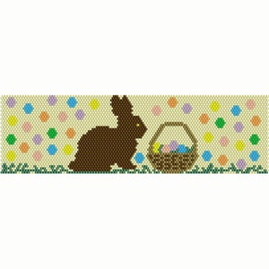 Puede incluir: Un conejo marrón con ojos amarillos se sienta junto a una cesta de mimbre llena de huevos de Pascua coloridos. El fondo es beige claro con un patrón de lunares coloridos.