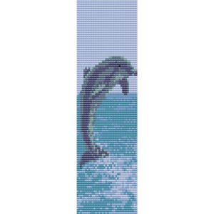Op de afbeelding: Een pixel art patroon met een donkergrijze dolfijn die uit blauw oceaanwater springt tegen een lichtblauwe lucht. Het ontwerp bestaat uit een raster van kleine vierkantjes en toont de dolfijn in de lucht met een spat-effect aan de basis.