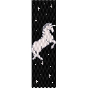 Puede incluir: Un unicornio blanco con un cuerno plateado se levanta sobre sus patas traseras sobre un fondo negro con estrellas blancas.