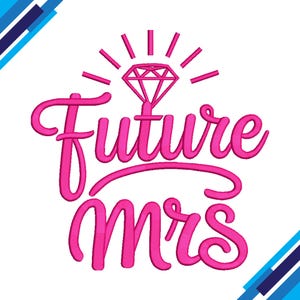 Pode incluir: Um design bordado rosa com as palavras "Future Mrs" e uma ilustração de diamante. O diamante está no topo, com linhas irradiando para fora. O texto está em uma fonte cursiva.