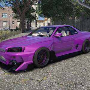 Puede incluir: Un coche deportivo morado brillante personalizado con detalles en negro, estacionado en una carretera pavimentada. El coche tiene un perfil bajo, ruedas grandes y un alerón. El interior es blanco. El coche está aparcado cerca de un edificio y árboles.