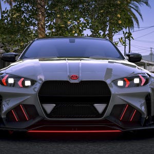 Op de afbeelding: Een zilveren sportwagen met rode en zwarte accenten. De auto heeft een zwarte grille, rode lichten en een rode accentlijn aan de onderkant. De auto staat geparkeerd op een straat met palmbomen en gebouwen op de achtergrond.