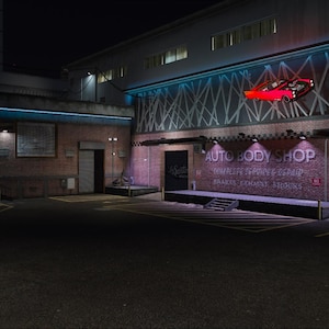 Puede incluir: Escena nocturna de un taller de carrocería. El edificio de ladrillo tiene letreros de neón, incluyendo "Auto Body Shop" y "Customs". Una escultura de coche rojo cuelga sobre la entrada. La escena está tenuemente iluminada.
