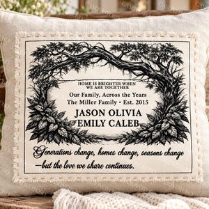 Op de afbeelding: Een vierkant beige sierkussen met een stoffen patch met gerafelde randen, voorzien van een zwarte inktillustratie van een grote boom die de tekst omlijst: HOME IS BRIGHTER WHEN WE ARE TOGETHER, Our Family, Across the Years, The Miller Family, Est. 2015, JASON OLIVIA EMILY CALEB, Generations change, homes change, seasons change—but the love we share continues.
