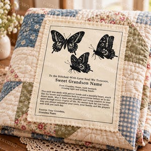 Peut inclure: Une courtepointe en patchwork avec un empiècement en tissu crème orné de trois illustrations de papillons noirs et du texte imprimé : To the Stitched-With-Love Soul We Treasure, Sweet Grandson Name, From Grandma Name, built beneath evening light and willing hands.