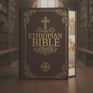 Pode incluir: Um livro castanho de capa dura intitulado "THE ETHIOPIAN BIBLE" com letras douradas e detalhes decorativos. O livro está parcialmente aberto, revelando ilustrações coloridas. O fundo é uma biblioteca desfocada.