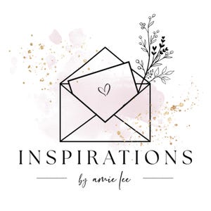 Puede incluir: Logotipo con un contorno negro de un sobre y una tarjeta con un coraz&oacute;n en su interior. La palabra "INSPIRATIONS" est&aacute; en una fuente serif, con "by amie lee" debajo. El fondo tiene acuarela rosa y motas doradas.