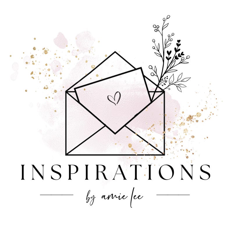 Puede incluir: Logotipo con un contorno negro de un sobre y una tarjeta con un coraz&oacute;n en su interior. La palabra "INSPIRATIONS" est&aacute; en una fuente serif, con "by amie lee" debajo. El fondo tiene acuarela rosa y motas doradas.