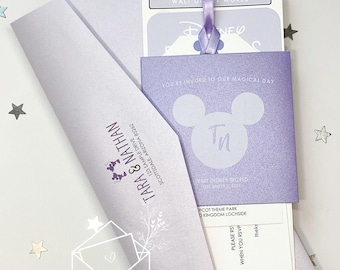 Puede incluir: Un conjunto de invitaciones de boda de color lavanda con una invitación estilo boleto y una cinta morada, un sobre a juego y un bolsillo con una silueta de Mickey Mouse. La invitación incluye el texto "TICKET TO HAILY EVER AFTER" y "YOU RE INVITED TO OUR MAGICAL DAY."