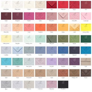 Puede incluir: Una colecci&oacute;n de sobres coloridos en varios tonos, incluyendo rojo, rosa, azul, verde y tonos neutros. Cada sobre presenta un peque&ntilde;o y elegante logotipo en la esquina superior izquierda. Los sobres est&aacute;n dispuestos en filas, mostrando una amplia gama de colores.