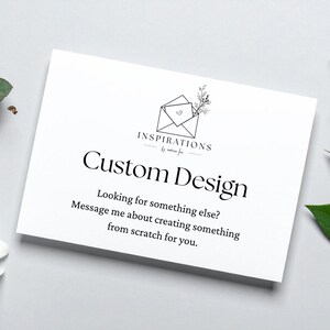 Puede incluir: Una tarjeta blanca con el texto "Custom Design" en una fuente elegante. La tarjeta presenta un logotipo de un sobre con un coraz&oacute;n y detalles florales. El texto debajo dice: "&iquest;Buscas algo m&aacute;s? Cont&aacute;ctame para crear algo desde cero para ti."