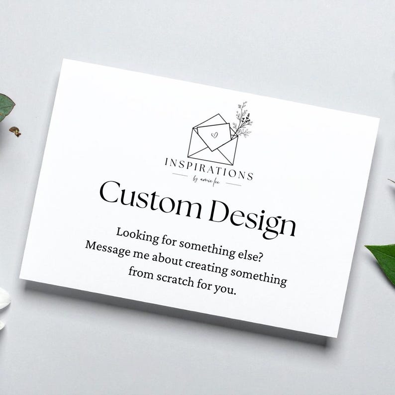 Puede incluir: Una tarjeta blanca con el texto "Custom Design" en una fuente elegante. La tarjeta presenta un logotipo de un sobre con un coraz&oacute;n y detalles florales. El texto debajo dice: "&iquest;Buscas algo m&aacute;s? Cont&aacute;ctame para crear algo desde cero para ti."