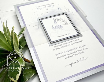 Puede incluir: Una invitación de boda con un diseño plateado y morado. La invitación presenta una ilustración de castillo con el texto "happily ever after" y la fecha "February 18, 2024". La invitación también incluye el texto "Disney's Wedding Pavilion" y "reception to follow".