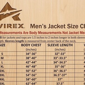 Puede incluir: Una tabla de tallas de chaqueta Avirex impresa sobre un fondo de madera clara. La tabla enumera tallas de S a 5XL con las medidas corporales correspondientes de pecho, longitud de manga y cintura en pulgadas. Especifica que son medidas corporales, no de chaqueta, y se&ntilde;ala que las tallas para personas altas tienen de 1,5 a 2 pulgadas de longitud extra en mangas y cuerpo.