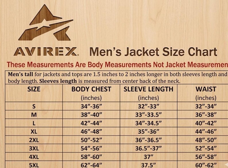Puede incluir: Una tabla de tallas de chaqueta Avirex impresa sobre un fondo de madera clara. La tabla enumera tallas de S a 5XL con las medidas corporales correspondientes de pecho, longitud de manga y cintura en pulgadas. Especifica que son medidas corporales, no de chaqueta, y se&ntilde;ala que las tallas para personas altas tienen de 1,5 a 2 pulgadas de longitud extra en mangas y cuerpo.