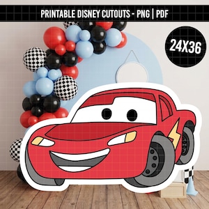 Può includere: Una sagoma di auto da corsa rossa con grandi occhi sul parabrezza, un ampio sorriso e un fulmine giallo sul lato. L'auto presenta pneumatici neri e fari bianchi. Il testo 24X36 è visibile all'interno di un cerchio nero.