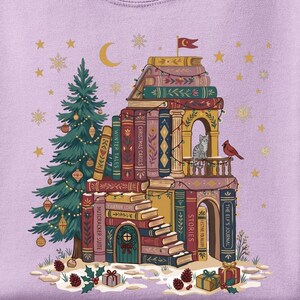 Kerstcadeaus voor boekenliefhebbers (PNG): een speels boekenkasteel en een stapel kerstboeken voor lezers, T-shirts, mokken en gezellige winterse geschenken.