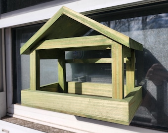 Comedero para pájaros artesanal para ventana: vista despejada para la observación de aves.