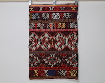 Alfombra Kilim turca vintage de 66 x 107 cm, felpudo Kilim oriental marrón rojizo, alfombra pequeña de acento tribal.
